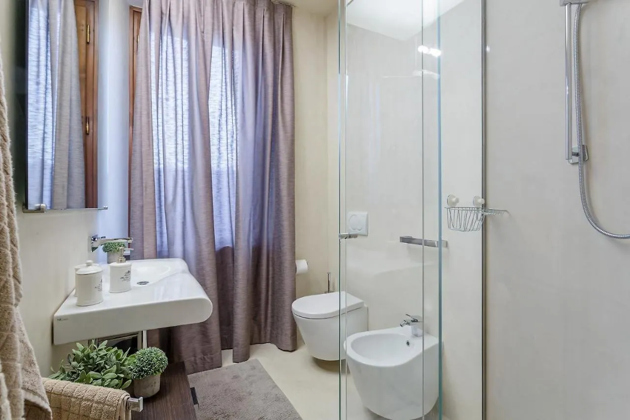 Casa Patricia, A Homey Luxury Modern & Quiet Apartment With Parking & Garden Within The Walls Lucca Italy