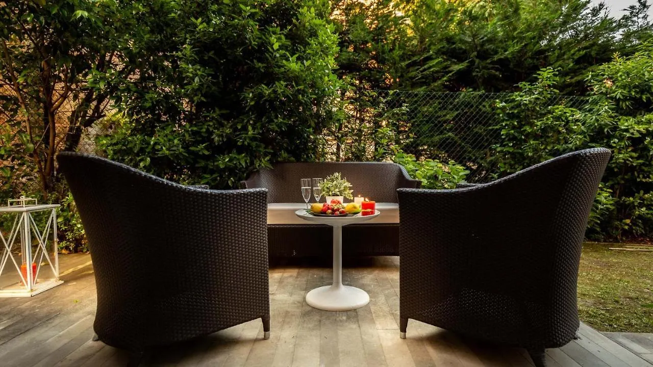 Casa Patricia, A Homey Luxury Modern & Quiet Apartment With Parking & Garden Within The Walls Lucca Italy
