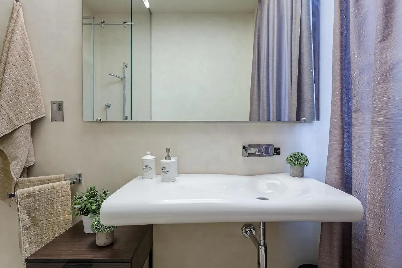 Casa Patricia, A Homey Luxury Modern & Quiet Apartment With Parking & Garden Within The Walls Lucca 0*,  Italy